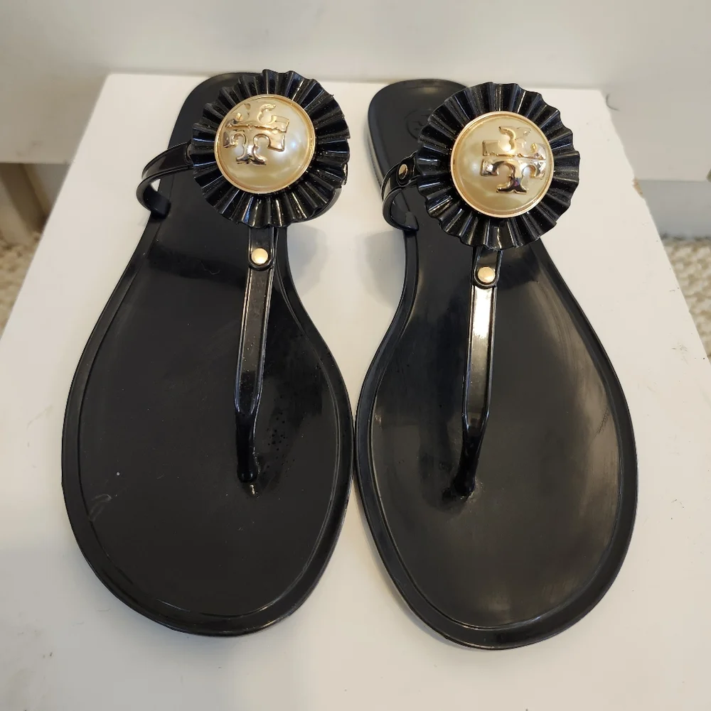 NEW Tory Burch "Melody" Black Patent Pearl Medallion Logo Sandals Sz.7 Ret. $249 - Picture 2 of 5